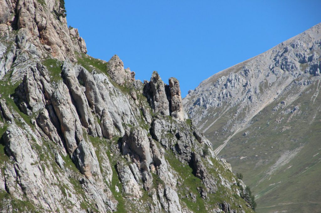 Скальные гребни. Гора Метеген КБР. Метеген верхняя Балкария. Скальный Фишт. Скальный массив Метеген.